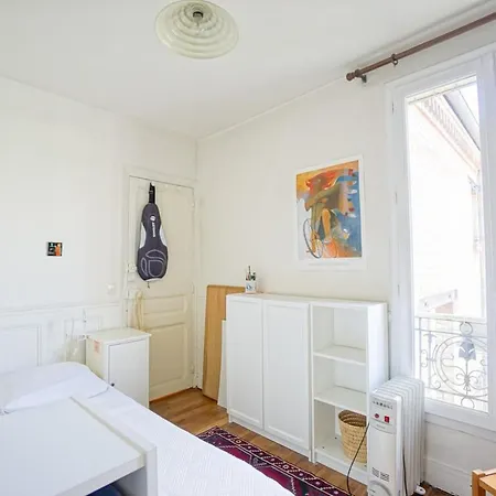 Bright Apartment In A Lively Area In Paris